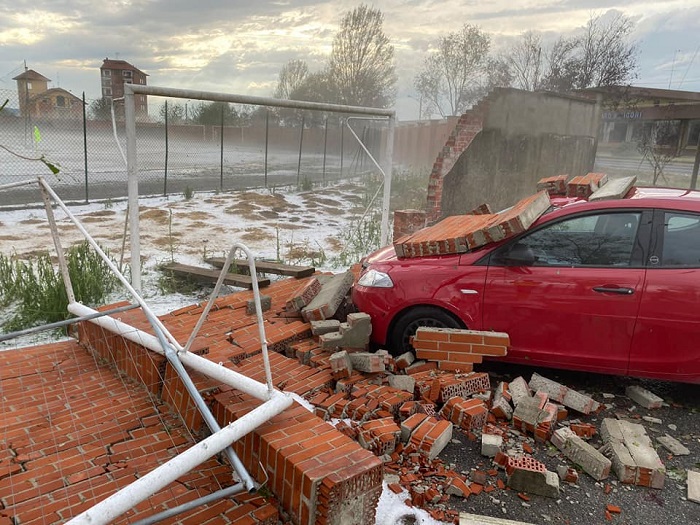 Nubifragio nel Vercellese: tetti scoperchiati e strade allagate