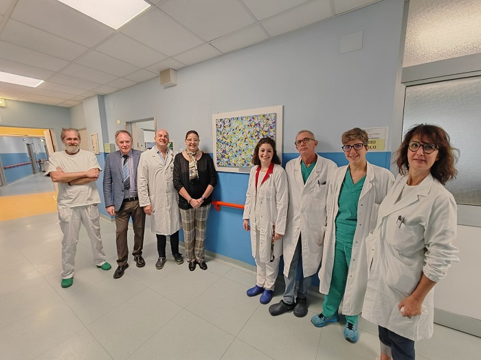 Sandra Drago regala un quadro a chirurgia: mio suocero ha potuto compiere 89 anni