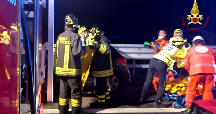 Scontro auto contro camion in autostrada ad Alice Castello