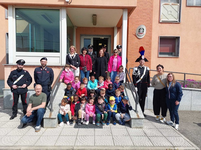I bambini fanno visita alla caserma dei carabinieri di Arborio