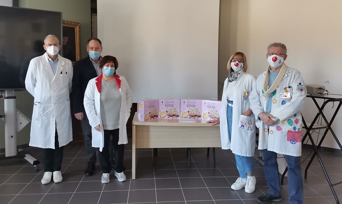 Dall'associazione Clown colombe al personale dell'ospedale di Borgosesia