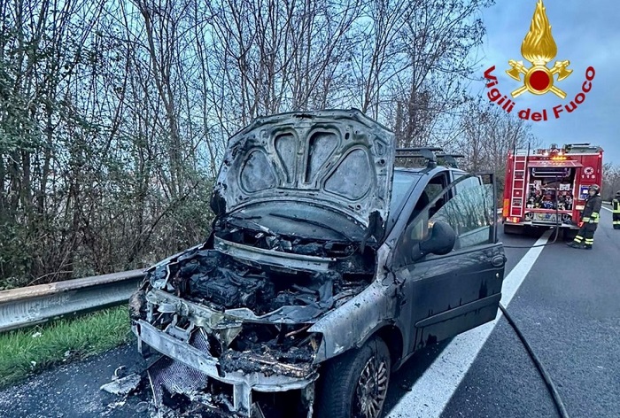 Auto a fuoco al casello di Carisio
