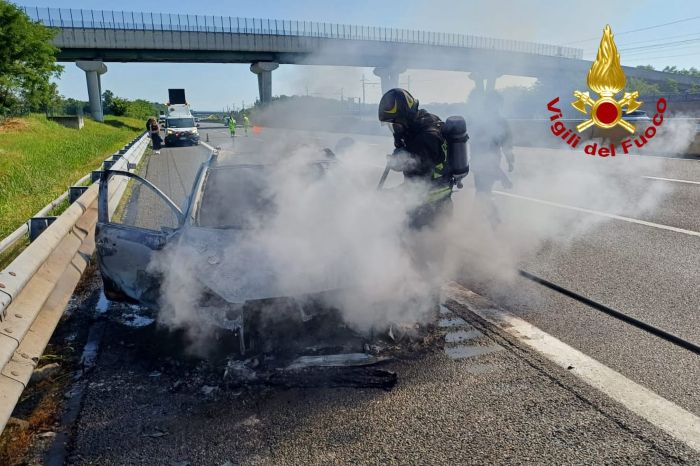 Furgone va a fuoco a Trino: conducente in salvo