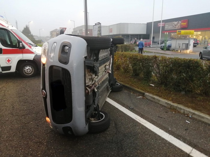 Auto si ribalta a Borgosesia: ferita una persona