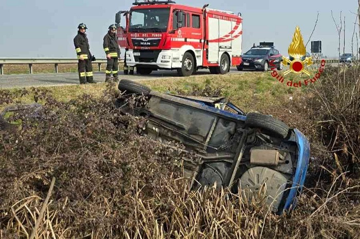 Auto finisce nel canale a San Germano Vercellese