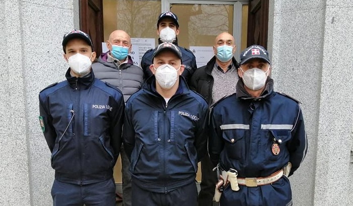 Ubriaco e senza patente ha un incidente in piazza a Borgosesia