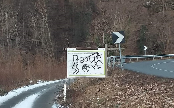 Minacce e ingiurie su un cartello contro il sindaco di Varallo