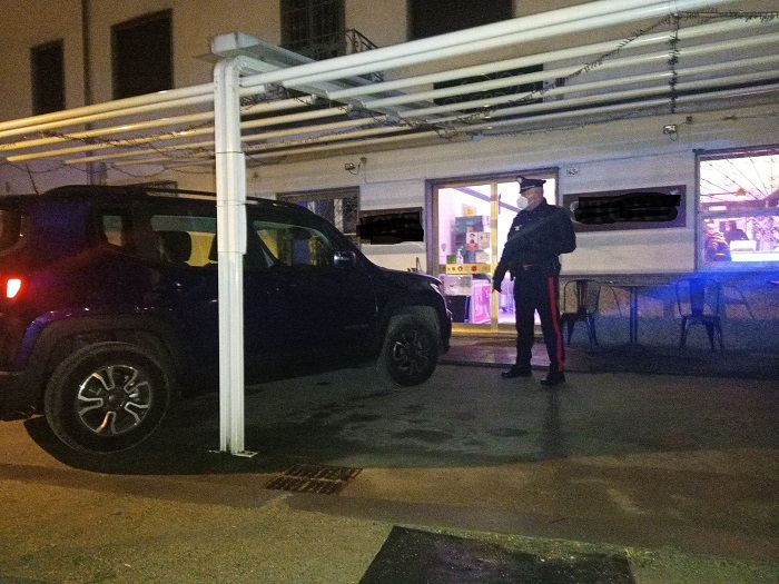 Non gli dà da bere in piena notte e gli sfascia il dehor con l'auto