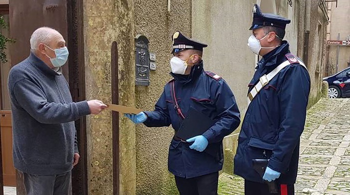 I carabinieri aiutano gli anziani nella prenotazione per vaccinarsi