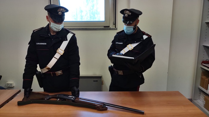 Spara a una nutria: denunciato per aver esploso colpi nel centro abitato