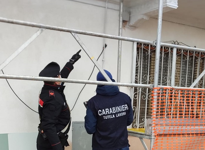Ponteggio non sicuro e l'impresa edile ruba l'energia elettrica: arriva la denuncia