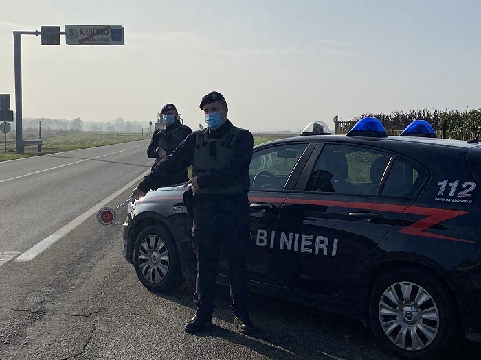 Arrabbiato per le multe all'autovelox sigilla con la colla la porta del Comune