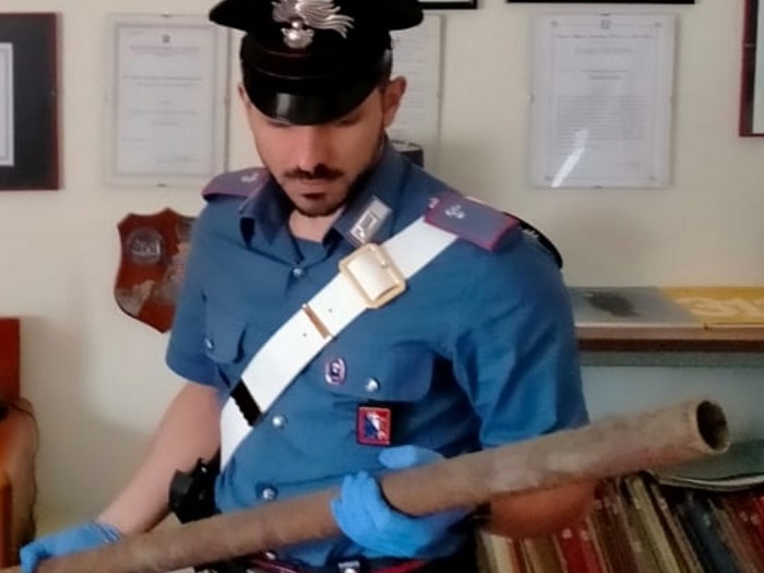 Picchia i genitori con una spranga di ferro