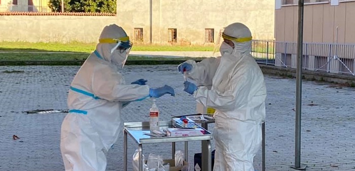 Dimezzati i contagi nel Vercellese