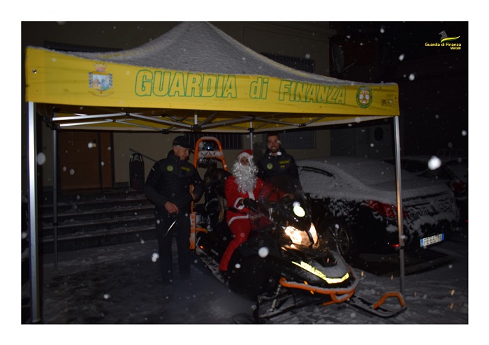 Il Babbo Natale della Finanza di Vercelli porta i doni