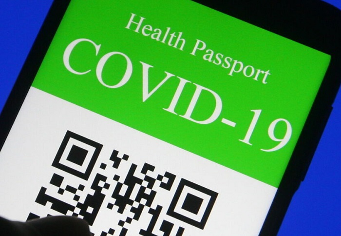Mostra il green pass di un altro: denunciato