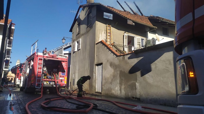 Casa va a fuoco a Saluggia: una persona al Cto di Torino 