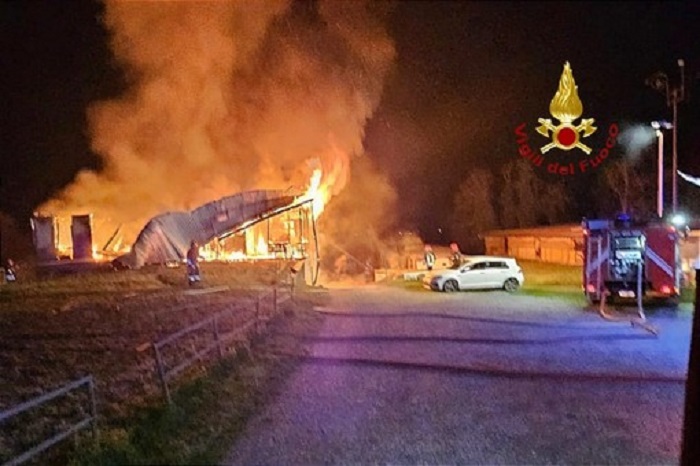 Cascina a fuoco a Lenta, una persona intossicata
