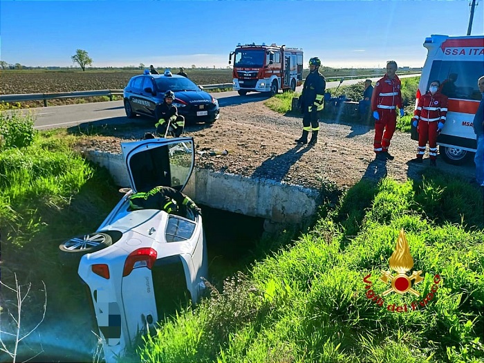 Scontro auto-mezzo agricolo, la vettura finisce nel canale 