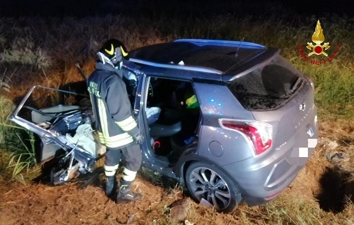 Auto distrutta nello scontro: il conducente è grave