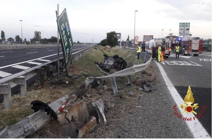 Si ribalta con l'auto sulla A26: arriva l'elisoccorso