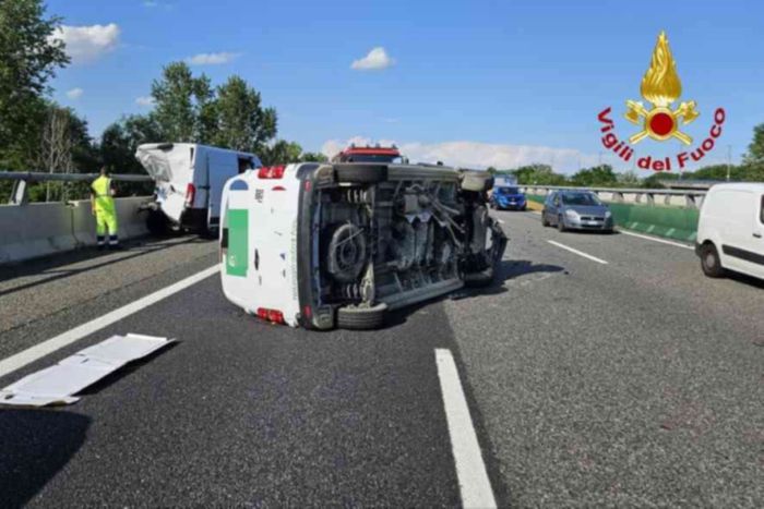 Schianto tra moto lungo l’autostrada A26 a Vercelli