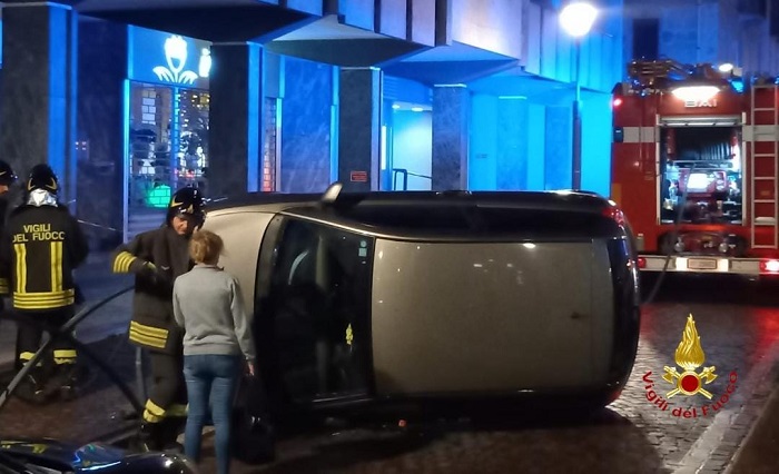 Incidente a Borgosesia: auto si ribalta, ma la conducente è illesa