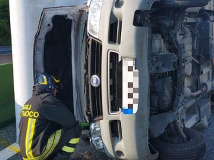 Camper si ribalta sulla A4 all'altezza di Carisio