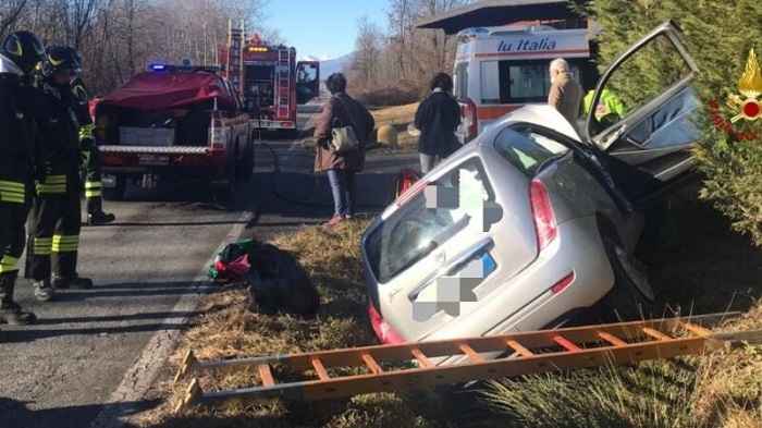 Auto fuori strada a Gattinara
