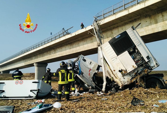 Schianto tra auto e camion: muore l'automobilista e il mezzo pesante precipita nel ponte