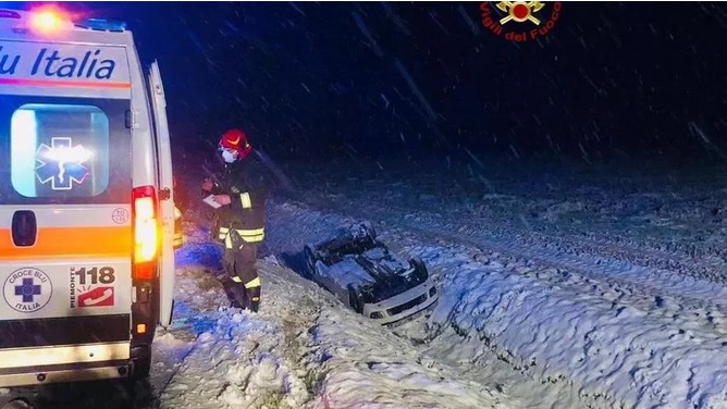 Esce di strada a causa della neve e si ribalta nel fossato