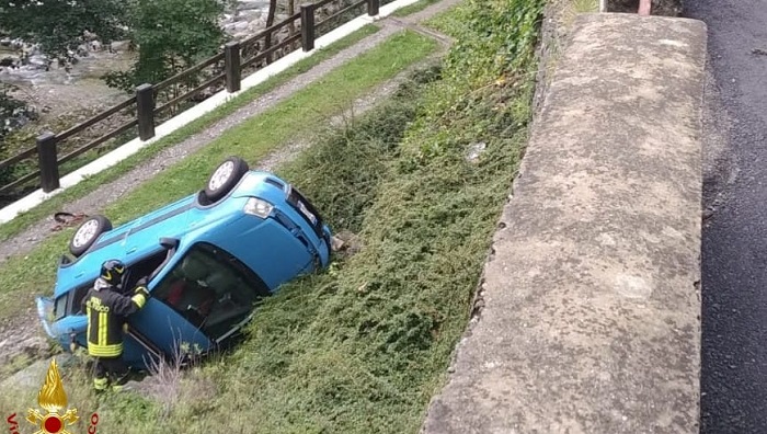 Donna esce fuori strada con l'auto
