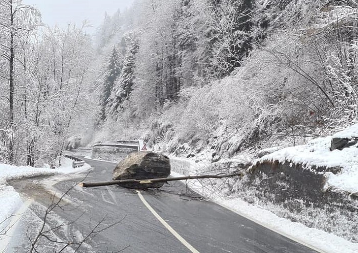 Esplosivo per far scendere le frane sulla strada dell'alta Valsesia