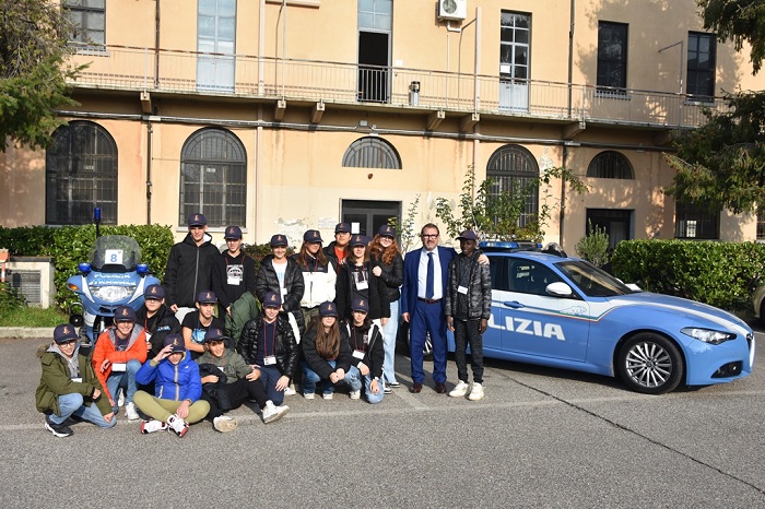 Per ricora la Convenzione sui diritti dell’infanzia la media Ferrari in questura