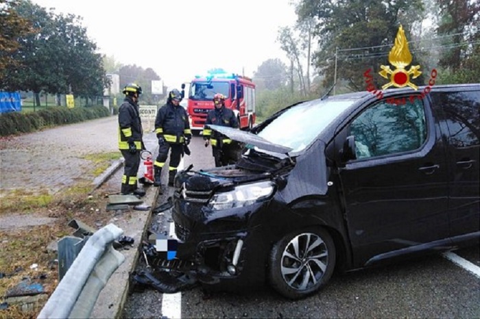 Auto si schianta contro il guard-rail