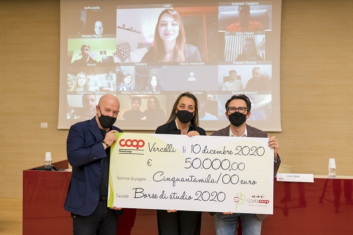 Nova Coop Vercelli consegna 18 borse studio ai figli del dipendenti