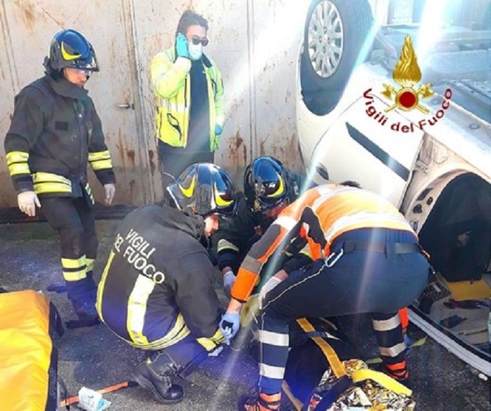Precipita con l'auto giù dal ponte a Varallo