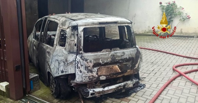 Auto va a fuoco nel parcheggio di casa