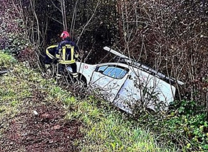 Auto finisce fuori strada: ferito conducente