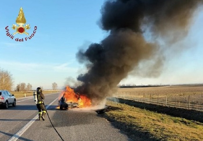 Auto in fiamme a Borgosesia, sul posto i vigili del fuoco