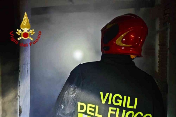 Incendio camino a Cravagliana: sul posto i vigili del fuoco