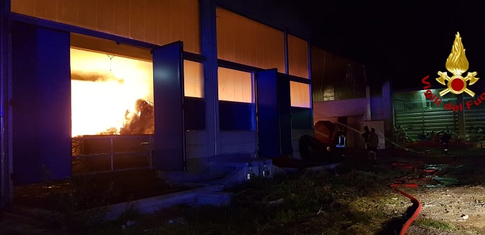 Tetto a fuoco a Tronzano: paura all'alba
