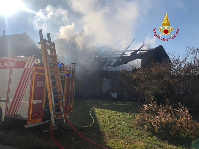 Casolare distrutto dalle fiamme a Borgo d'Ale