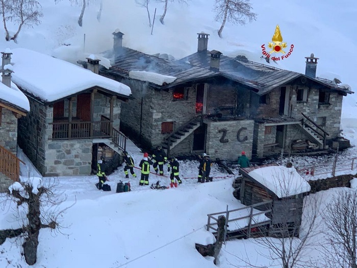 Baite a fuoco all'alpe Meggiana, vigili del fuoco arrivano in motoslitta