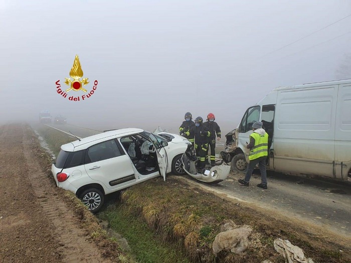Incidente tra un'auto e un furgone a causa della nebbia