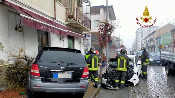 Suv impazzito finisce contro un bar