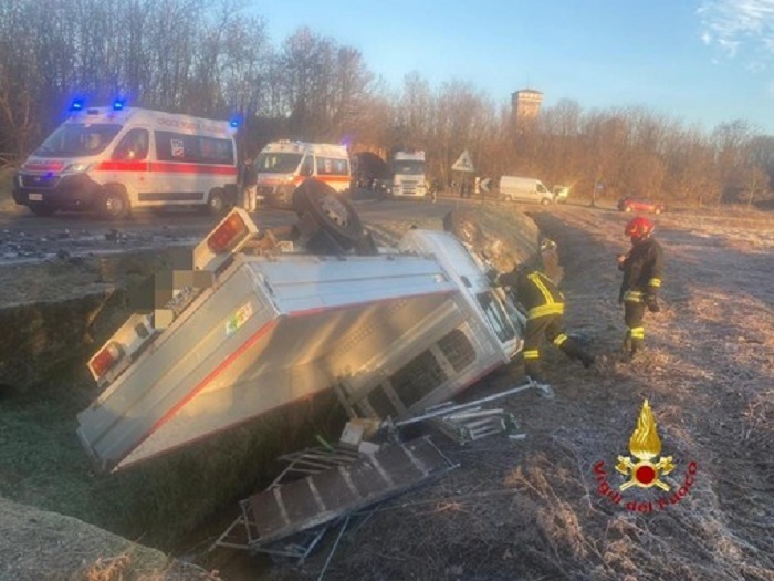 Furgone esce di strada e si ribalta