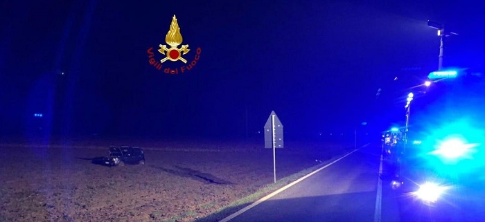 Nella notte finisce in mezzo al campo con l'auto