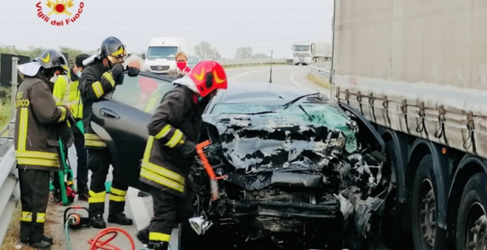 Ragazzo di 30 anni si schianta con l'auto contro un camion