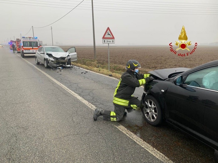 Scontro tra due auto sulla strada del Brianco
